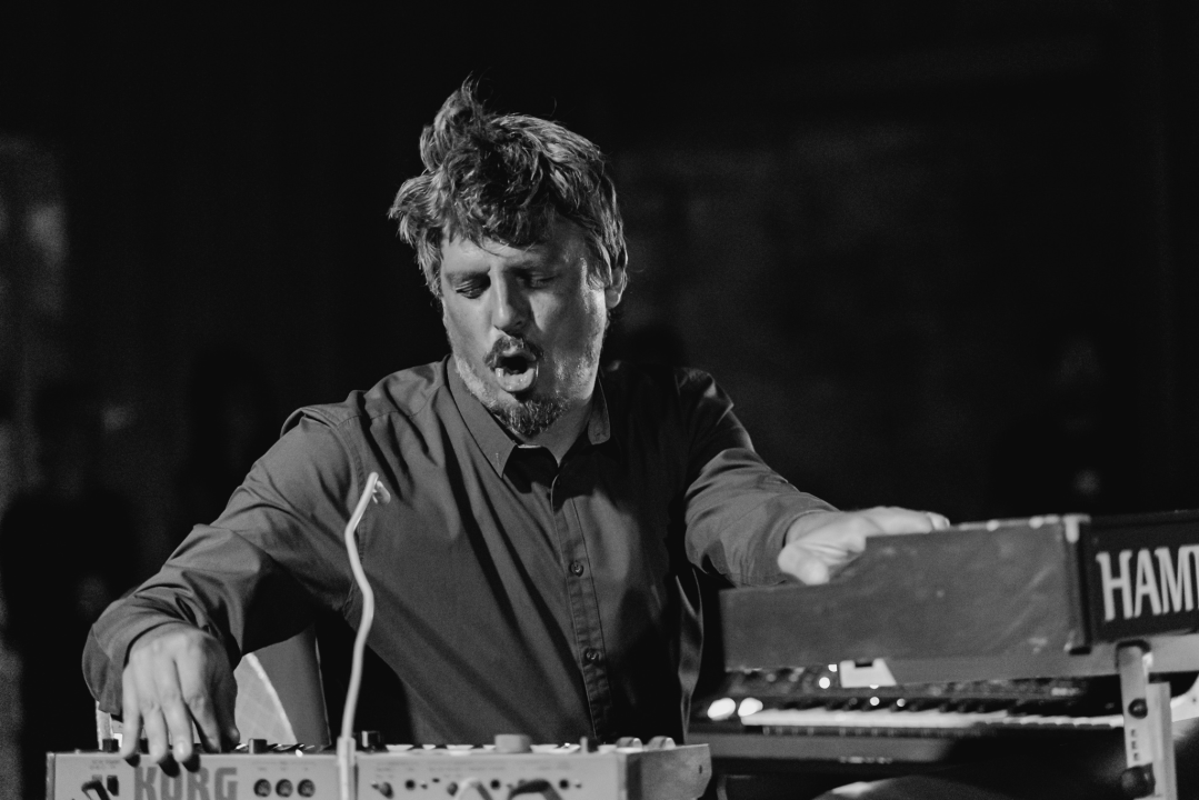 Bura, bura svuda oko nas. Osim oko Josipe koja je cijeli koncert sjedila na podu iza bubnja!