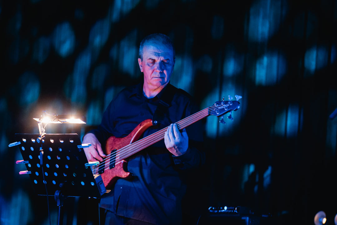 Bura, bura svuda oko nas. Osim oko Josipe koja je cijeli koncert sjedila na podu iza bubnja!