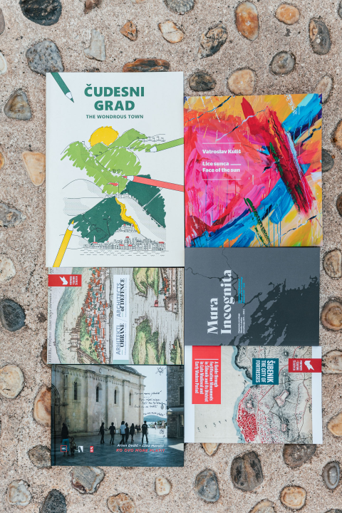 Šibenske tvrđave imaju najbolje darove i suvenire: Posteri, potići, majice, torbe, šalice i nakit, sve unikatno i maštovito!