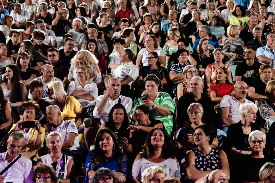  Klapa Rišpet prvi put nastupila u Šibeniku i oduševila publiku: 'Nećemo se sad tu samo njihati kao šest čempresa'