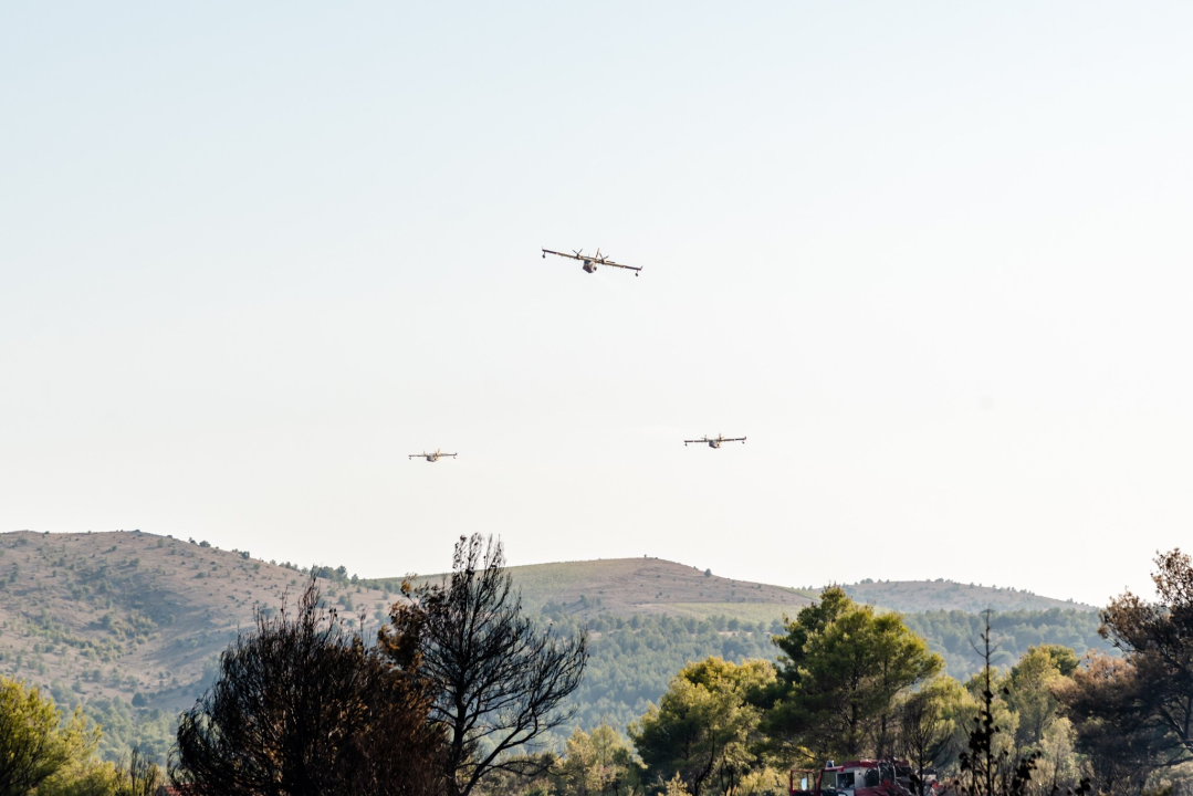 U tijeku sanacija požarišta u Vrpolju: Na terenu 60 vatrogasaca i 21 vozilo