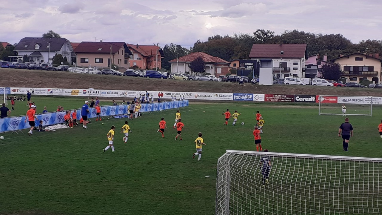 Najmlađe kategorije Šibenika skupljale prva natjecateljska iskustva na velikom turniru u Dugom Selu