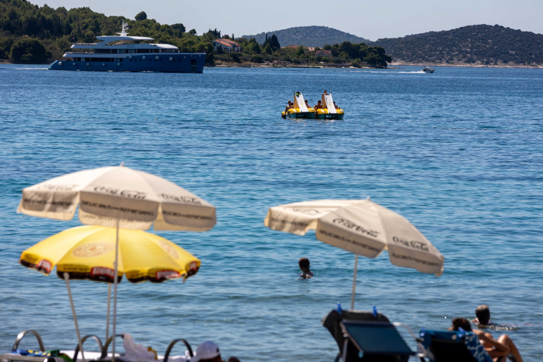 Plaže u Vodicama i Srimi pune kao usred sezone