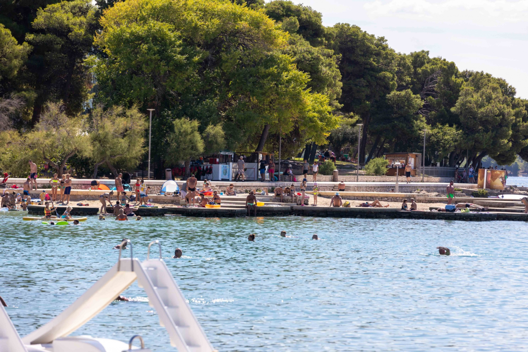 Plaže u Vodicama i Srimi pune kao usred sezone