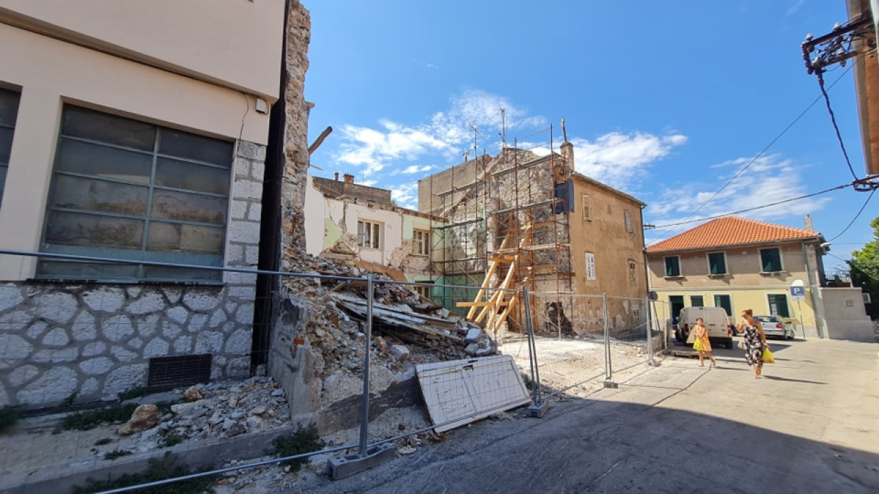 Ovo je stambena zgrada koju grade Dane i Rada Škugor: 'Ploču su maknuli prije par dana'