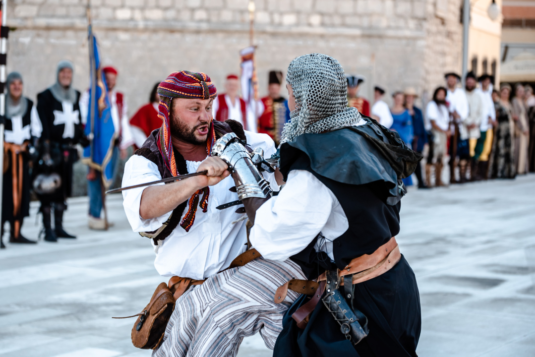 Mačevanjem povijesnih postrojbi na Poljani počela 'Opsada Šibenika 1647.' 