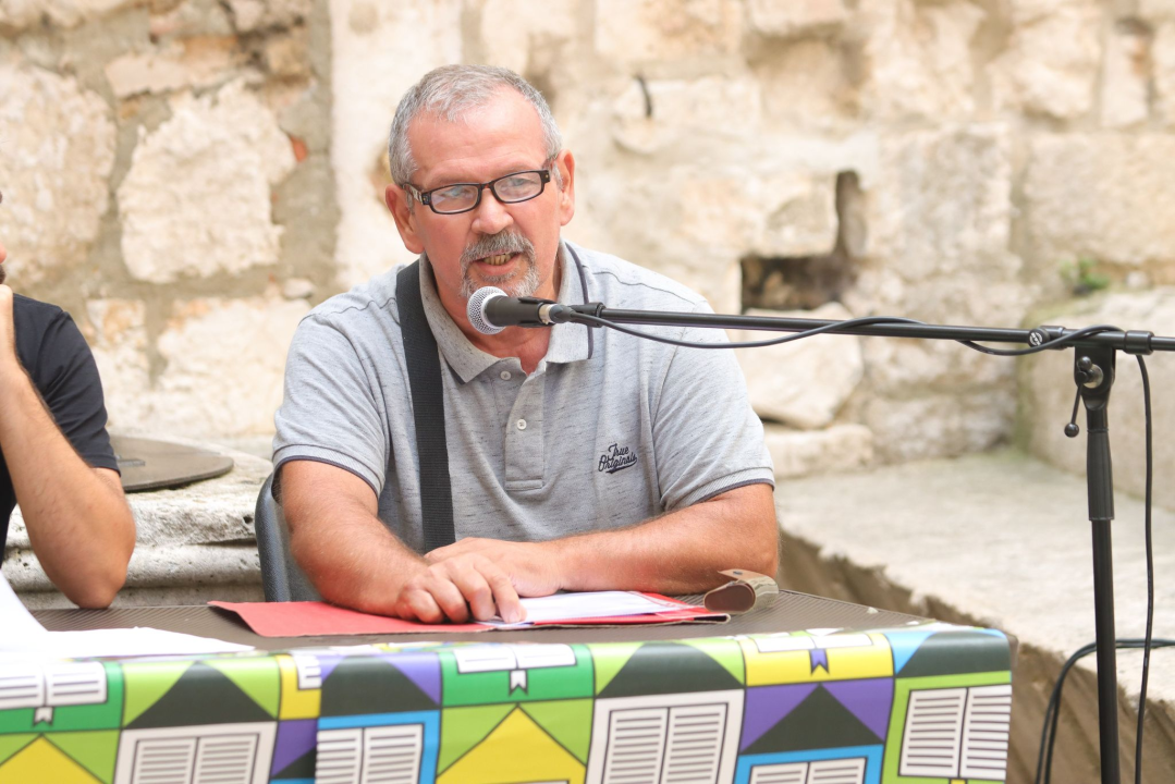 Ponos festivala ŠKURE: Preko 20 neafirmiranih pjesnika i pisaca pojavilo se danas kod krstionice