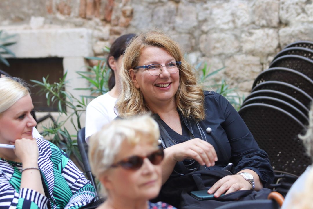 Ponos festivala ŠKURE: Preko 20 neafirmiranih pjesnika i pisaca pojavilo se danas kod krstionice