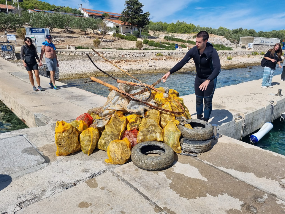 Više od 40 ronioca i volontera čistilo podmorje otoka Žuta
