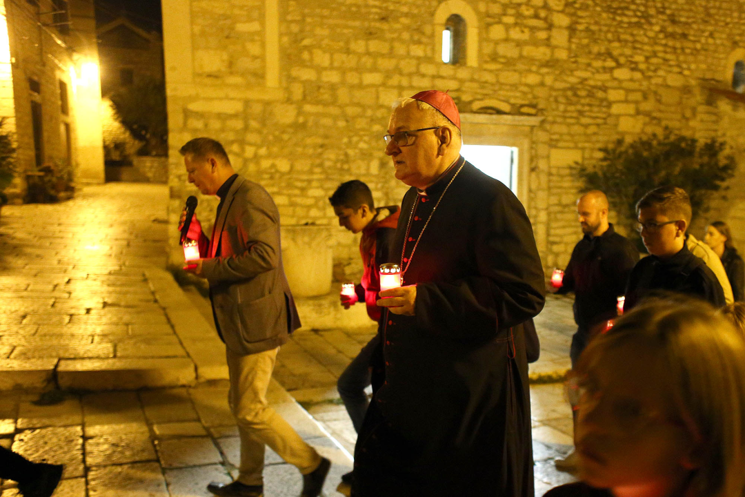 Ususret sv. Mihovilu održana procesija mladih u Šibeniku