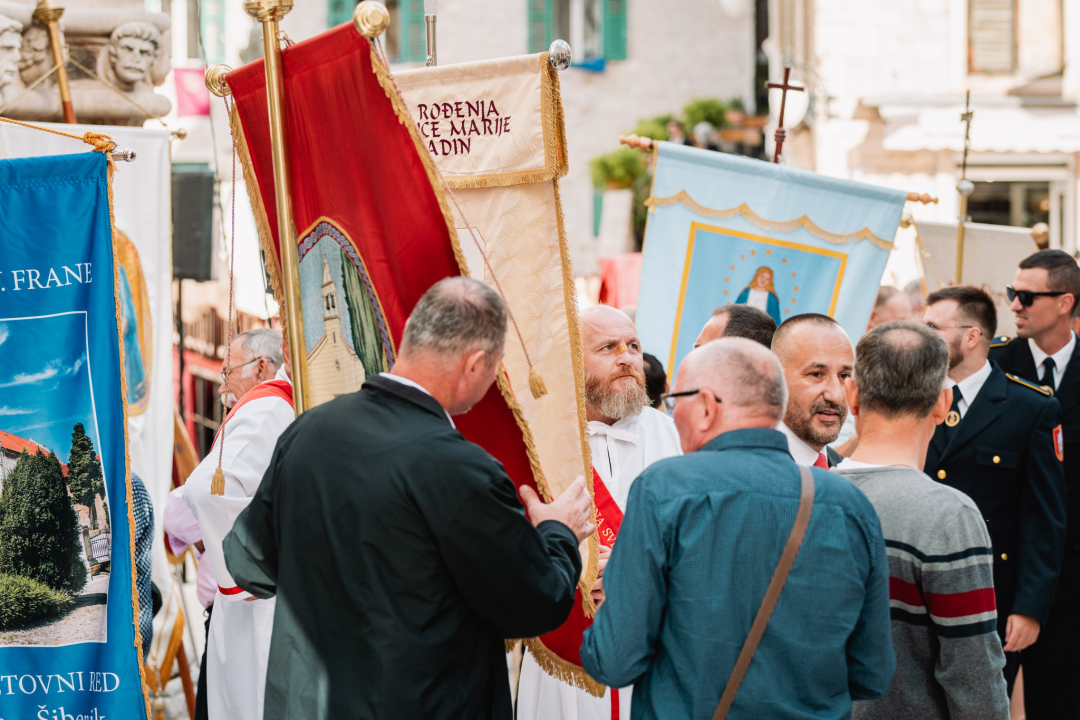 Procesijom gradskim ulicama počela proslava sv. Mihovila, nebeskog zaštitnika Šibenika