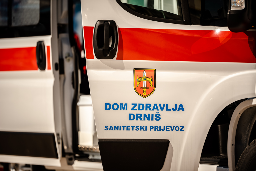 Župan Jelić predao šest sanitetskih vozila ravnateljima županijskih Domova zdravlja