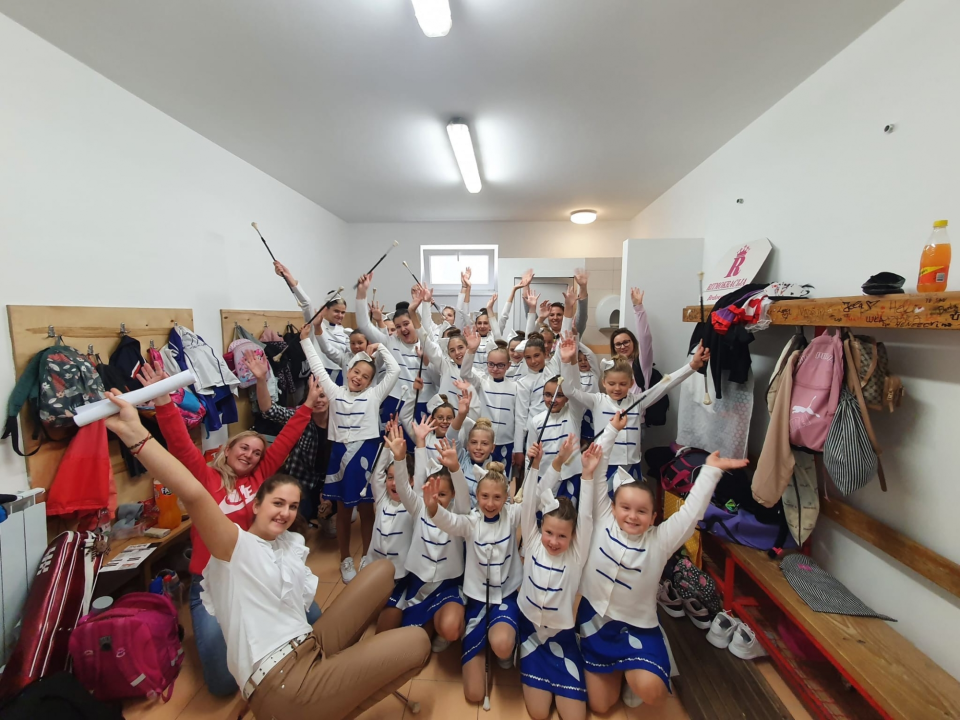 Vodiške mažoretkinje s turnira se vratile s medaljama i peharima