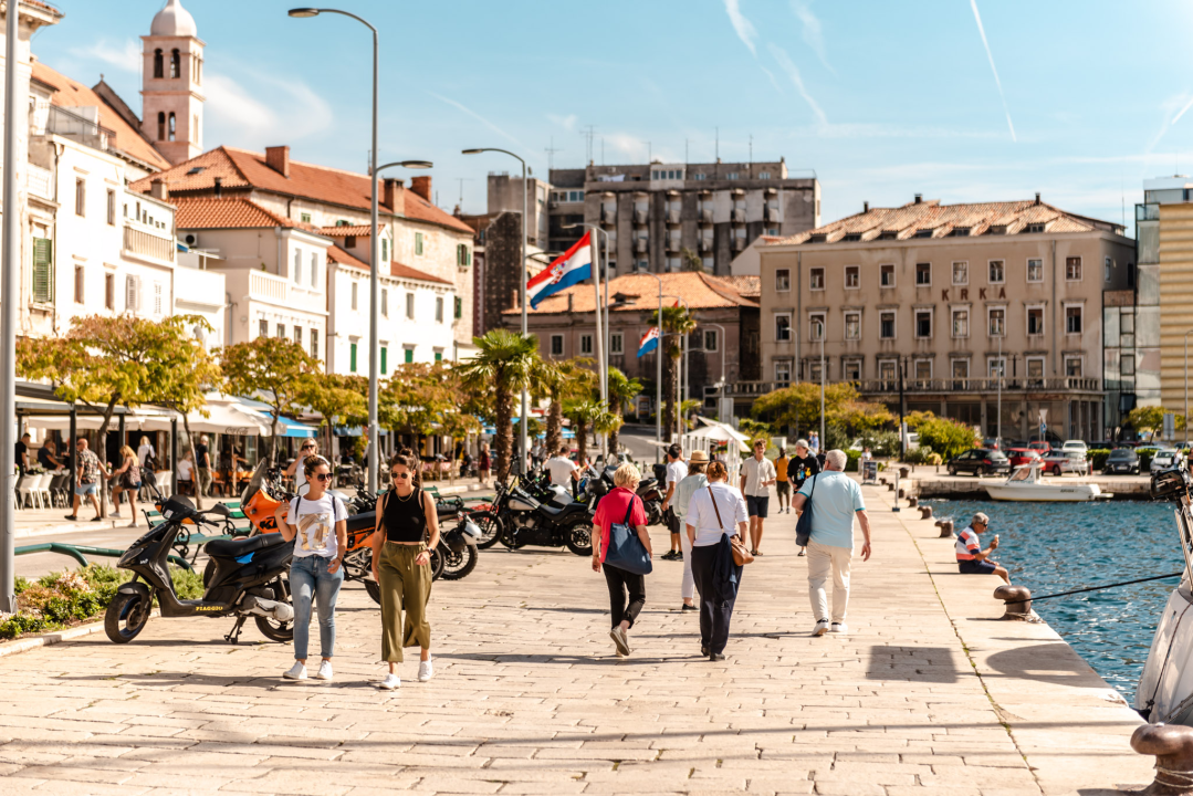 Bablje ljeto na rivi: Turista je sve manje, ali ovo doba godine Šibenčani obožavaju 