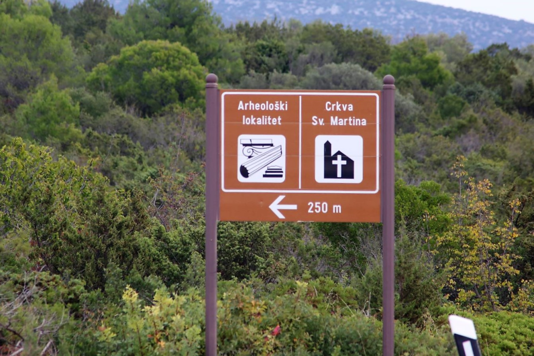 Sređuju se pristupni putevi i okoliš crkve sv. Martina na Makirini