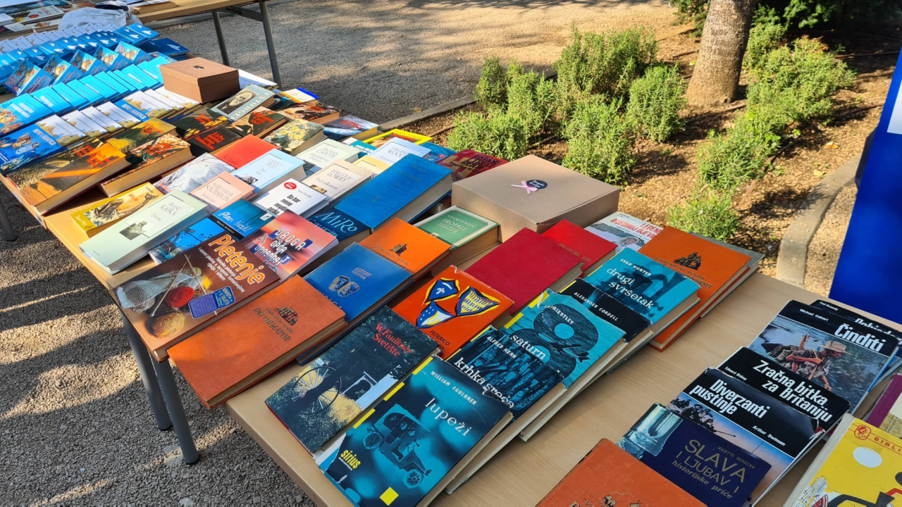 Misli na sebe, čitaj: Na mini sajmu u đardinu razmjenjuju se, kupuju i poklanjaju knjige