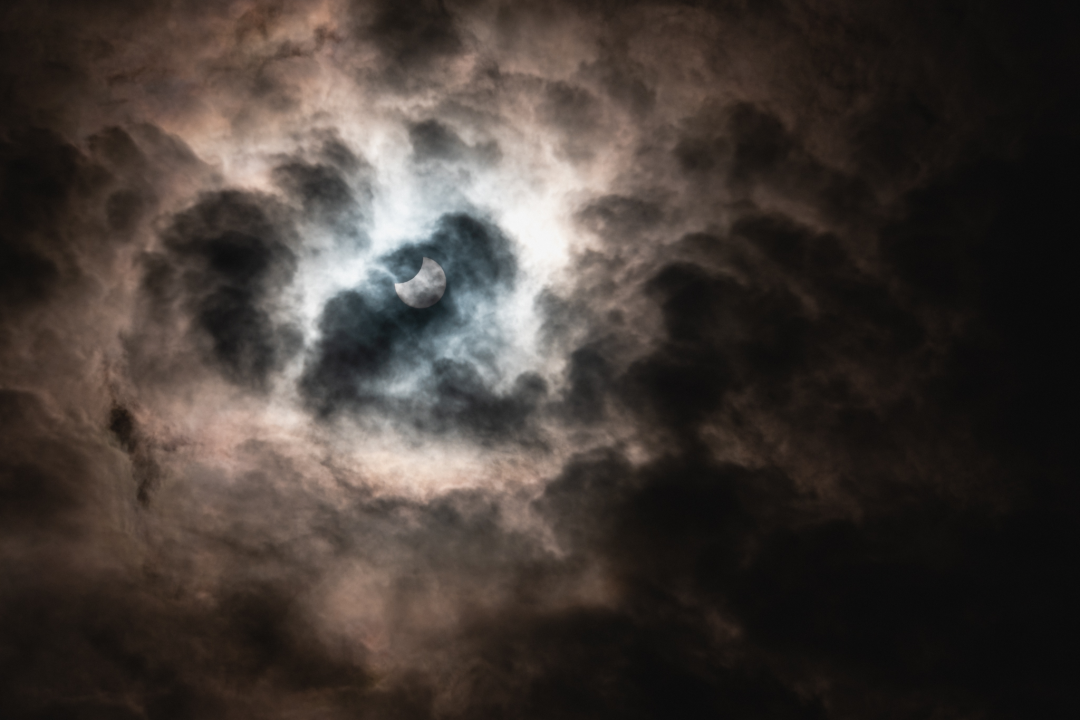 Uspjeli smo snimiti djelomičnu pomrčinu Sunca iznad Šibenika!