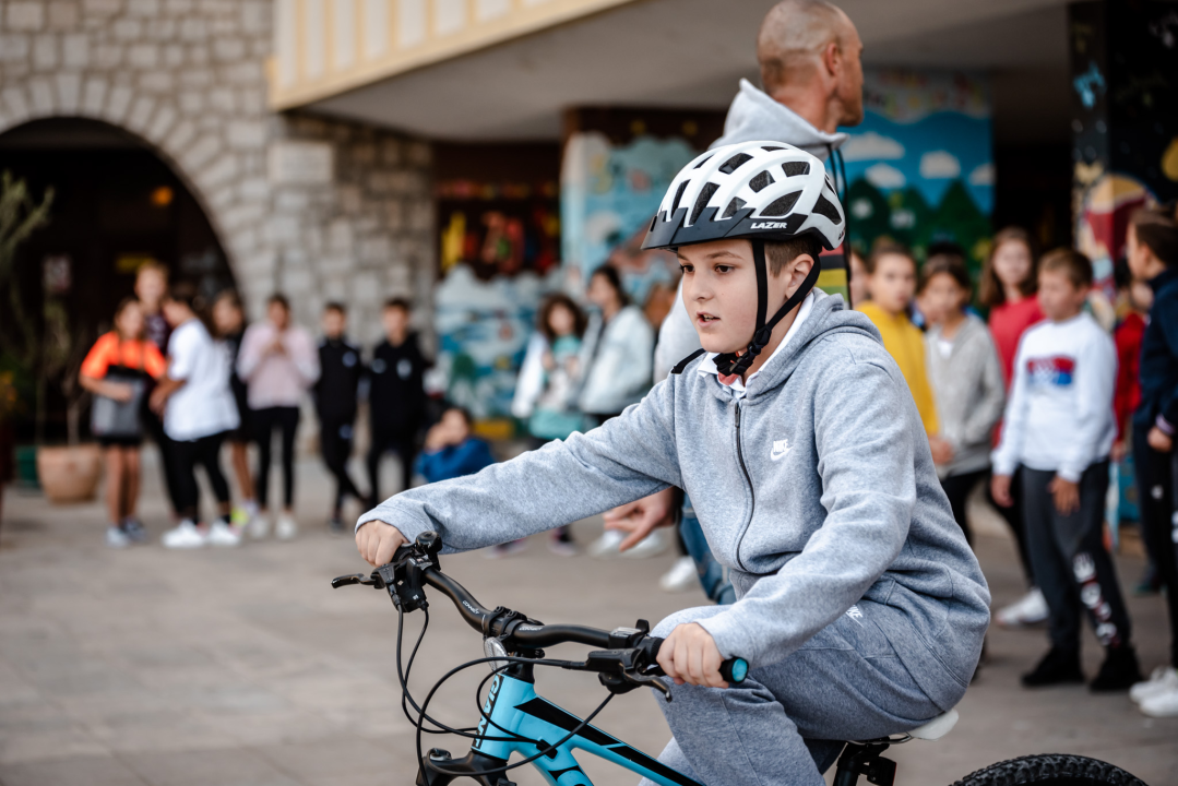 Ispred zgrade Županije održano natjecanje osnovnih škola u spretnosti vožnje bicikla: Evo pobjednika 