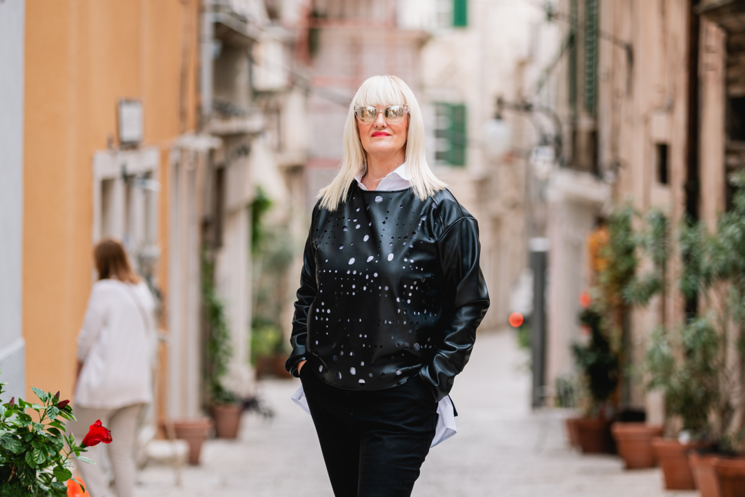 Garderobu osvježite dizajnerskim komadima iz Galerije Juraj Dalmatinac, dom umjetninama po super cijenama