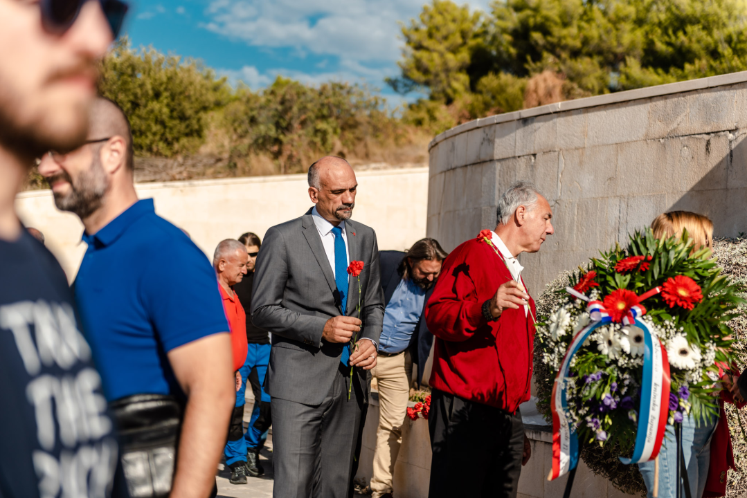 Na spomen-kosturnicu na Kvanju stavljeni karanfili: 'Za poginule neće biti zvučnika po gradu, ali će biti ponosa i prkosa'