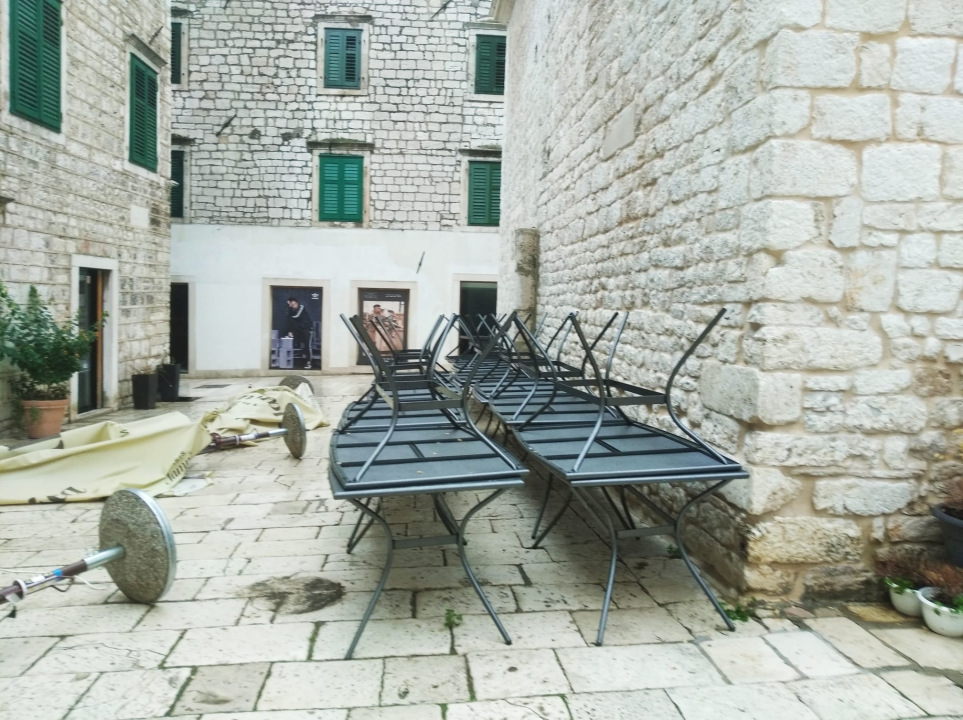 Čuvajte se padajućih suncobrana: Nas Maloj loži popadali svi!