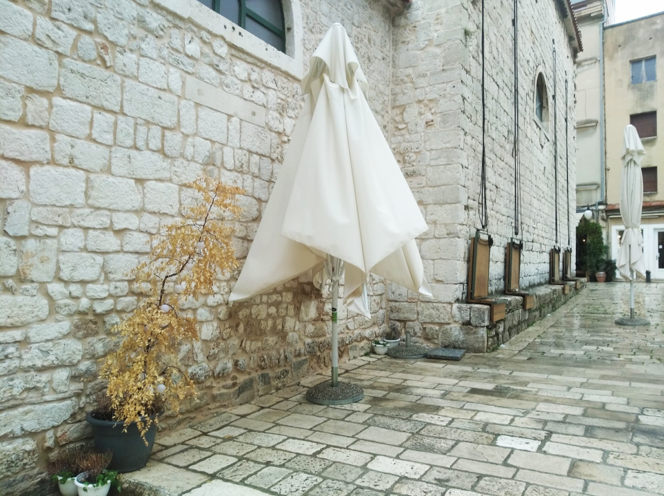 Čuvajte se padajućih suncobrana: Nas Maloj loži popadali svi!