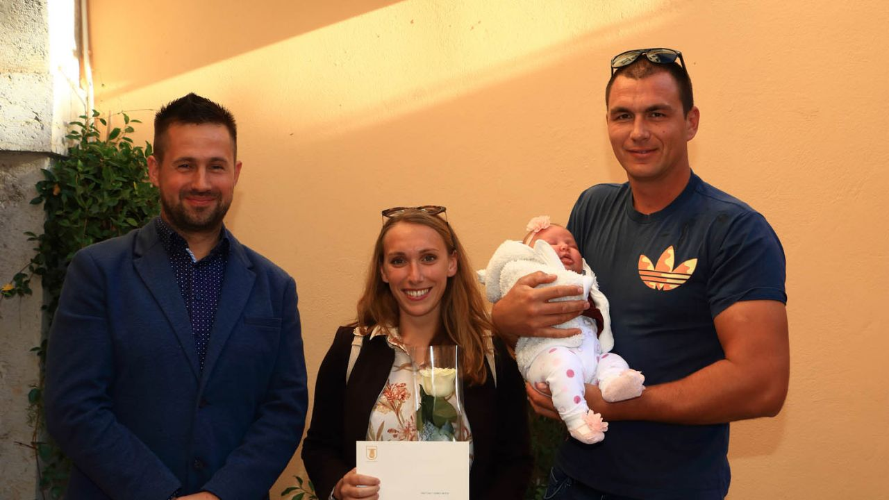 Dodijeljene potpore Općine Tisno za vjenčane parove i novorođenu djecu