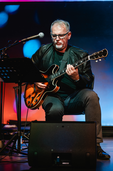 Arsenov prijatelj Zoran Predin u Kući umjetnosti Arsen oduševio glazbom i humorom 