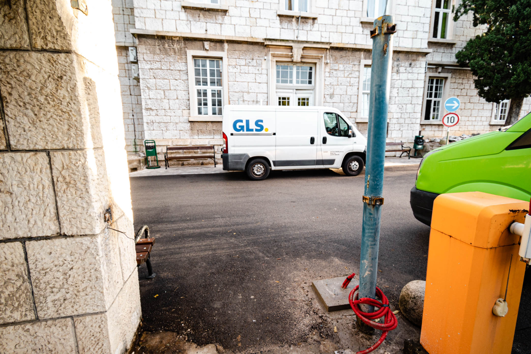 Beskorisna vrata na ulazu u bolnicu idu u povijest: Invalidima i majkama s kolicima nije bilo lako proći