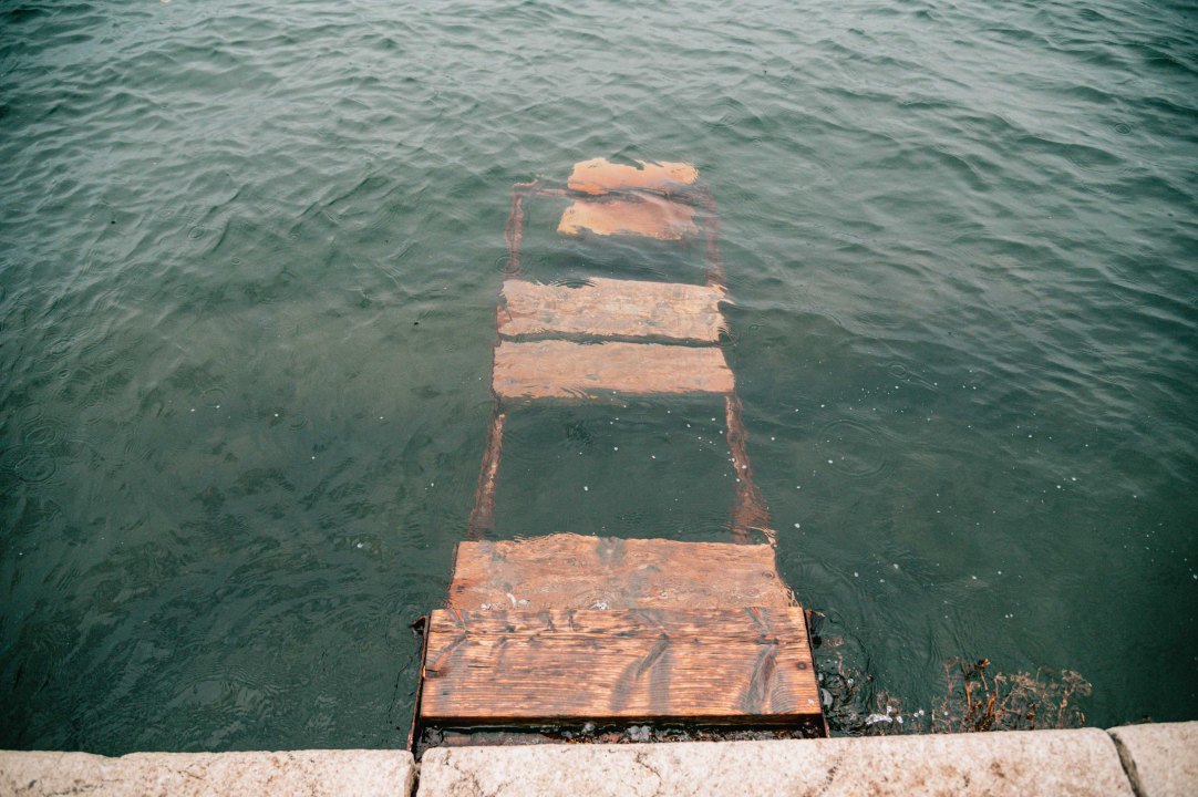 Dolac opet poplavio, razina mora se i dalje diže: Policija savjetuje vozačima da izbjegavaju rivu