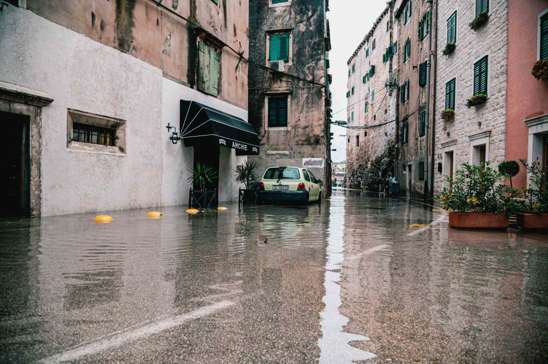 Dolac opet poplavio, razina mora se i dalje diže: Policija savjetuje vozačima da izbjegavaju rivu