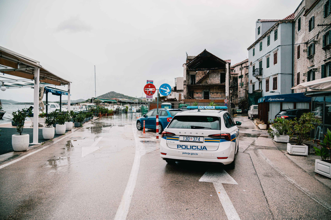 Dolac opet poplavio, razina mora se i dalje diže: Policija savjetuje vozačima da izbjegavaju rivu