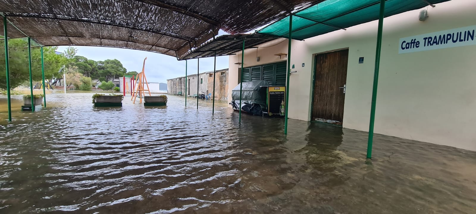 Poplavila Jadrija: More ispred kabina, bazen iza njih  