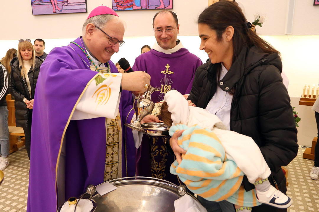 Biskup Rogić krstio peto dijete obitelji Juranić