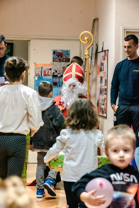 Sveti Nikola posjetio djecu šibenskih vatrogasaca: Naravno, podijelio je darove 