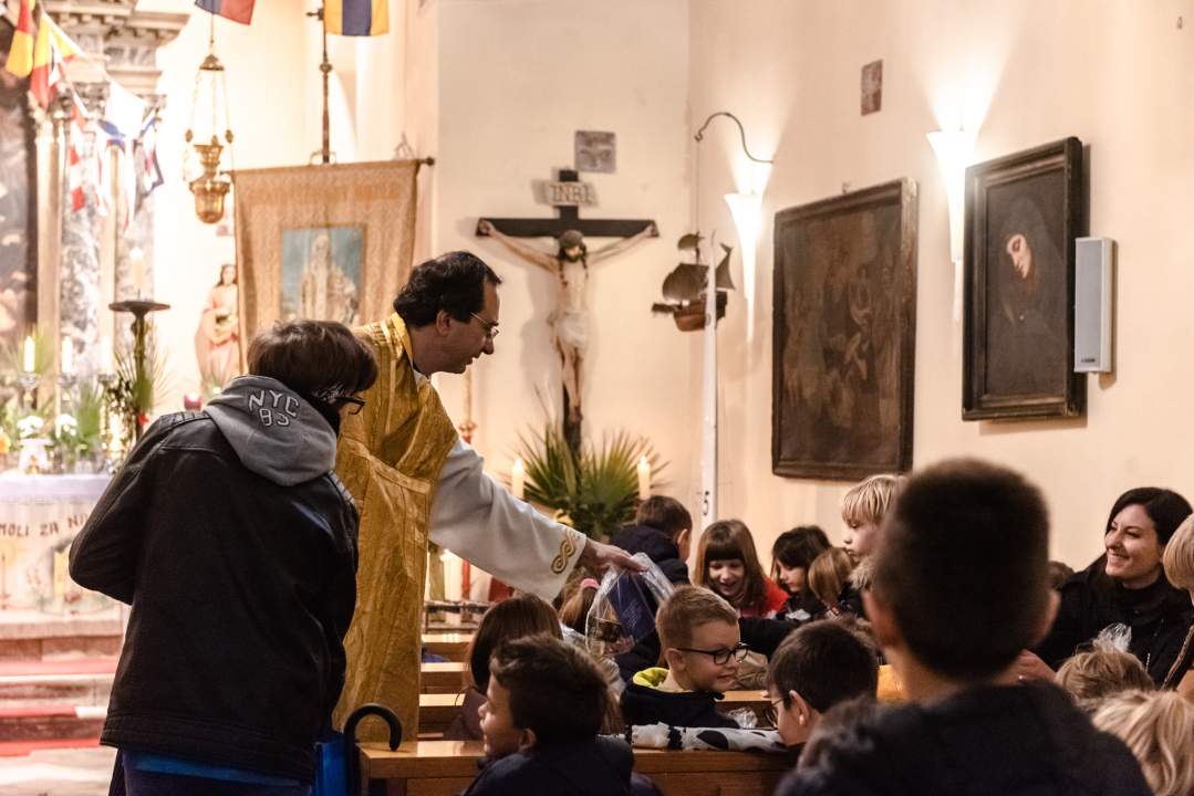 Danas na sv. Nikolu otvorena je istoimena crkva iza zgrade Županije: Poklone dijelio don Krešimir Mateša