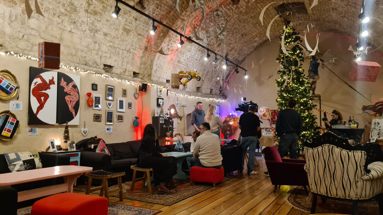 Prodajna izložba u čarobnom ambijentu: U Azimutu otvoren još jedan 'Božićni tinel' 