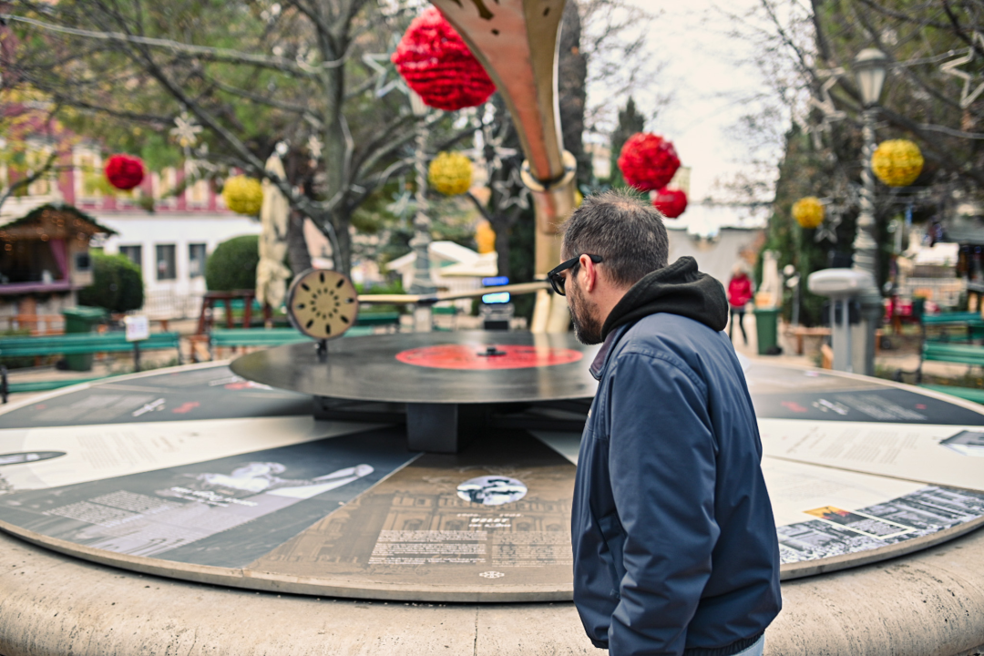 Na fontani u đardinu postavljen impresivni gramofon u čast opernoj divi, rođenoj Šibenčanki Ester Mazzoleni