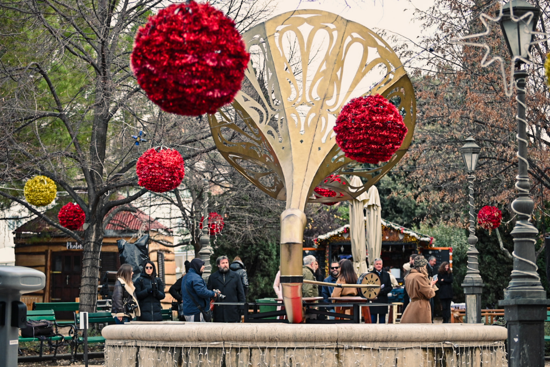 Na fontani u đardinu postavljen impresivni gramofon u čast opernoj divi, rođenoj Šibenčanki Ester Mazzoleni