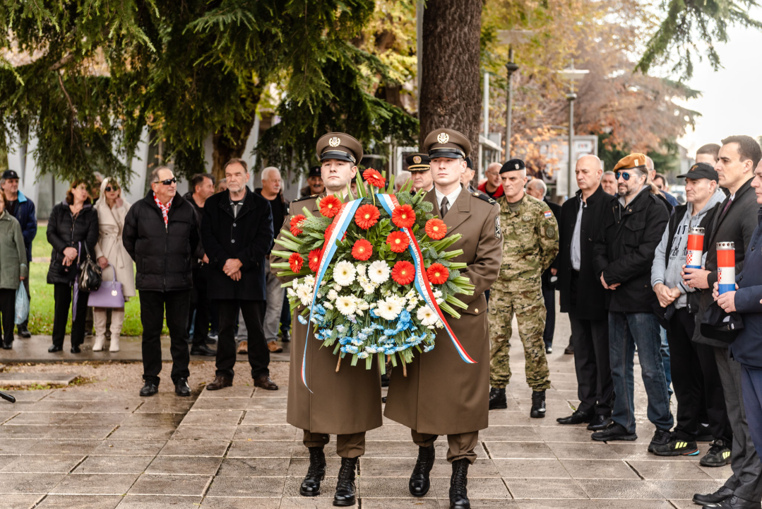 Polaganjem vijenaca i mimohodom 15. domobranska pukovnija obilježila 30 godina od osnutka