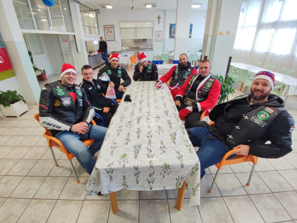 Bajkeri navukli odijelo Djeda Božićnjaka i posjetili korisnike Centra Šubićevac