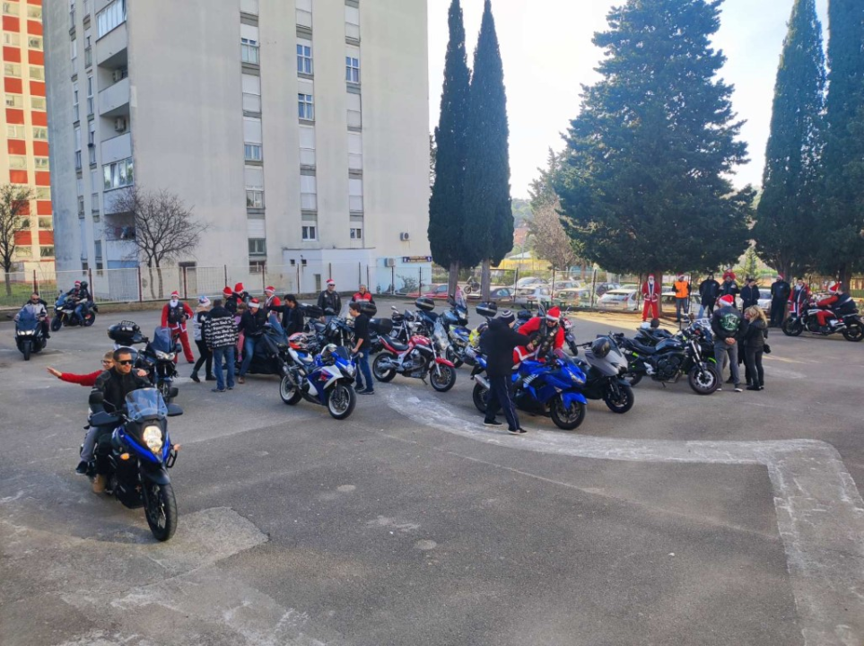 Bajkeri navukli odijelo Djeda Božićnjaka i posjetili korisnike Centra Šubićevac