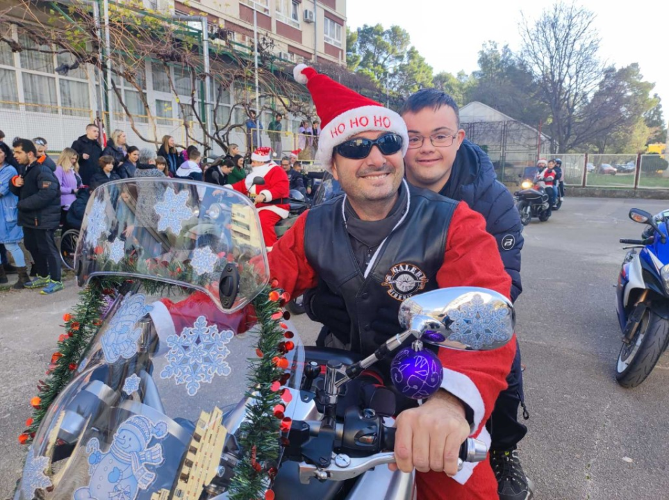 Bajkeri navukli odijelo Djeda Božićnjaka i posjetili korisnike Centra Šubićevac