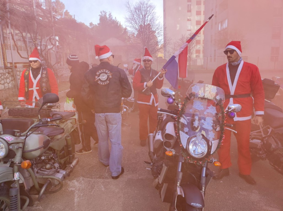 Bajkeri navukli odijelo Djeda Božićnjaka i posjetili korisnike Centra Šubićevac