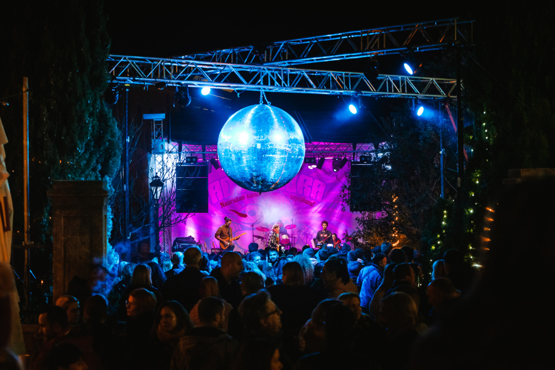 Šibenski srednjoškolci nastupili u Đardinu i svojom svirkom oduševili sve