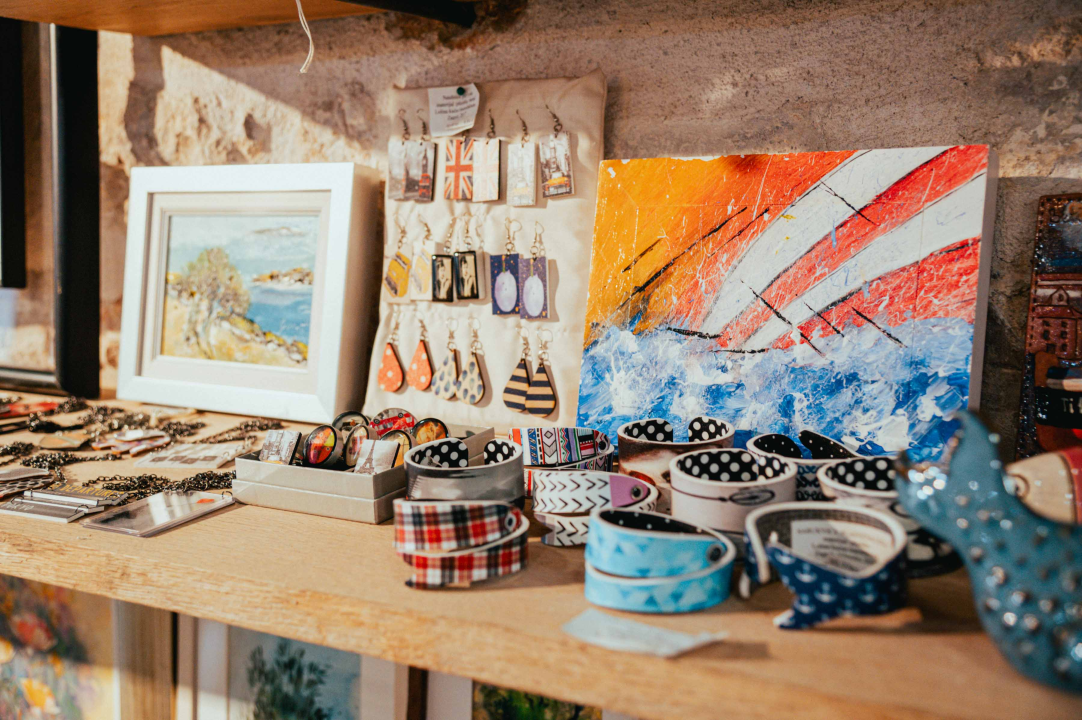 Galerija Juraj Dalmatinac ima savršene unikatne poklone i popust na umjetničke slike 