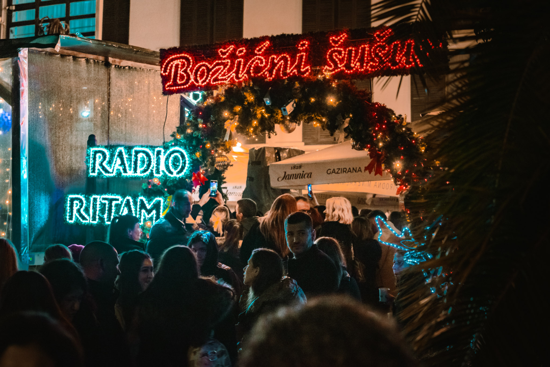 Osjetite duh blagdana u prekrasno uređenom cocktail baru Nautica! 