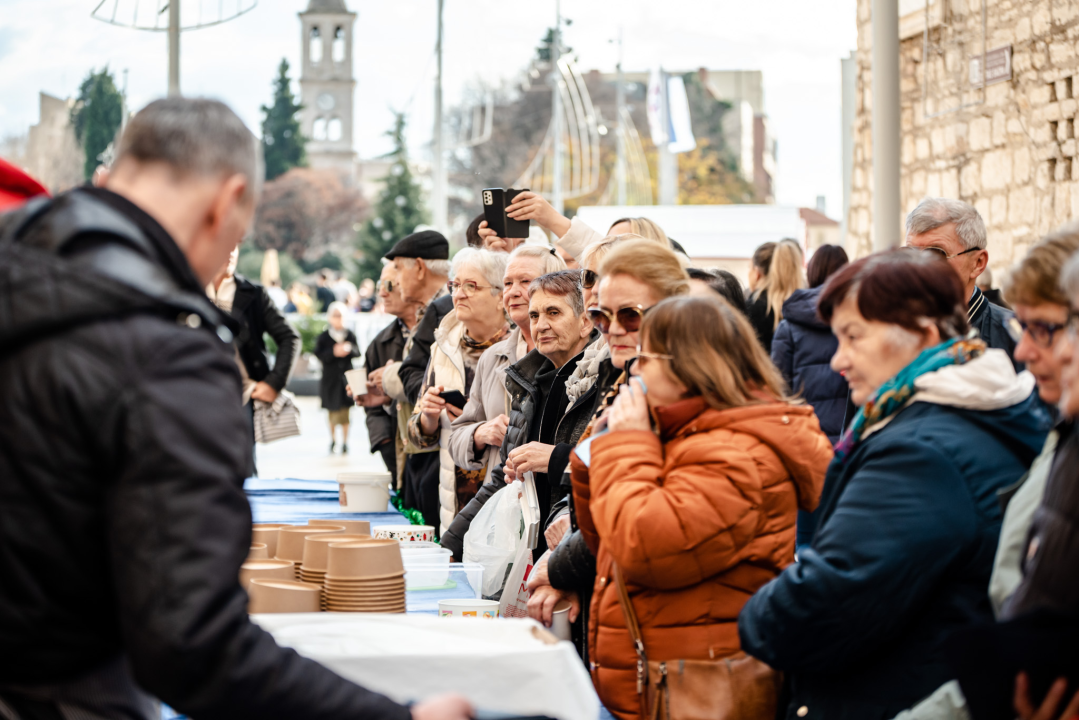 Šibenski obrtnici sugrađanima podijelili tisuću porcija bakalara