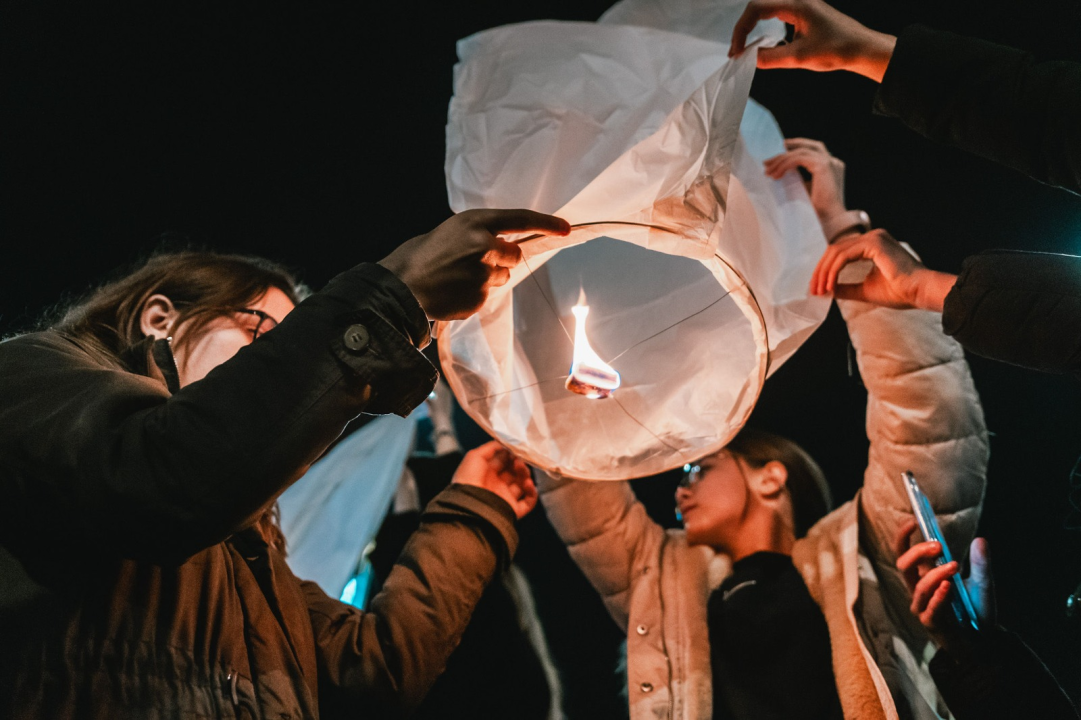 Puštanje lampiona s Poljane na Novu godinu za obitelj iz Rasline čije je kuća izgorjela