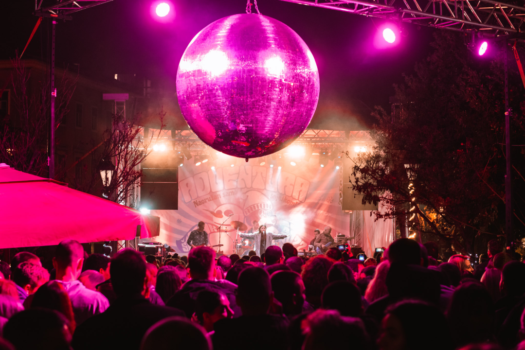 Vesna Pisarović dobrim starim hitovima oduševila Šibenčane